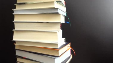 Kitap yığınından alınan arkaplan.