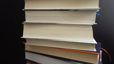 Kitap yığınından alınan arkaplan.