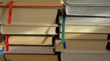 Kitap yığınından alınan arkaplan.
