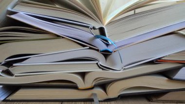 Kitap yığınından alınan arkaplan.