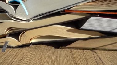 Kitap yığınından alınan arkaplan.
