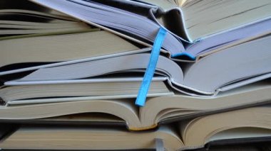Kitap yığınından alınan arkaplan.