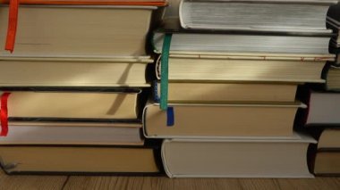 Kitap yığınından alınan arkaplan.