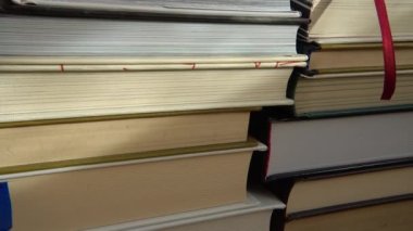 Kitap yığınından alınan arkaplan.