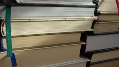 Kitap yığınından alınan arkaplan.