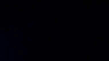 Fıstık ezmesi siyah bir ayna yüzeyine düşer. Yavaş çekim.