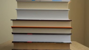 Kitap yığınından alınan arkaplan.