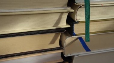 Kitap yığınından alınan arkaplan.