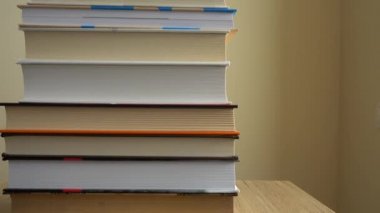 Kitap yığınından alınan arkaplan.