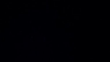 Fıstık ezmesi siyah bir ayna yüzeyine düşer. Yavaş çekim.