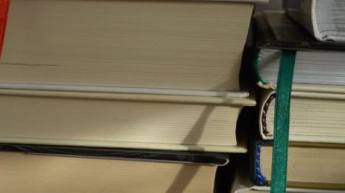 Kitap yığınından alınan arkaplan.