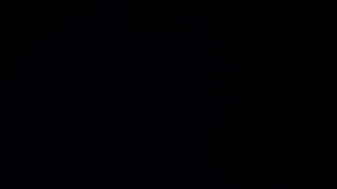 Fıstık ezmesi siyah bir ayna yüzeyine düşer. Yavaş çekim.