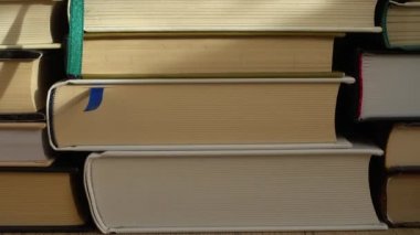 Kitap yığınından alınan arkaplan.