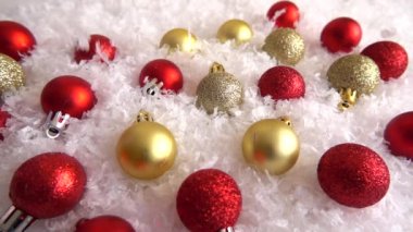 Noel oyuncaklarına kar yağıyor. Dekoratif bir geçmiş. Yavaş çekim.