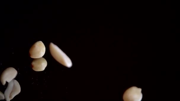 Nozes Amendoins Brancos Crus Caem Uma Superfície Espelho Preto Movimento — Vídeo de Stock