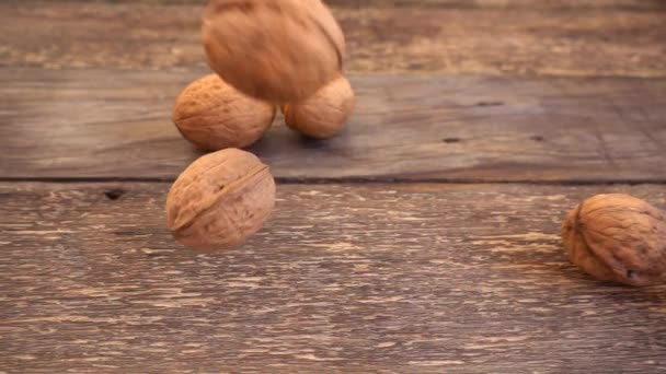 Las Nueces Están Cayendo Viejo Tablero Vintage Madera Cámara Lenta — Vídeos de Stock