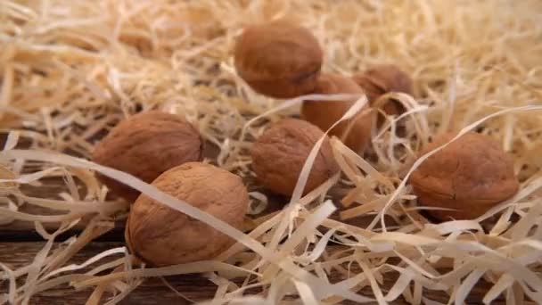 Орехи Падают Солому Старую Деревянную Винтажную Доску Медленное Движение Jufcs — стоковое видео