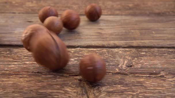 Орехи Макадамии Скорлупе Падают Старую Деревянную Винтажную Доску Медленное Движение — стоковое видео