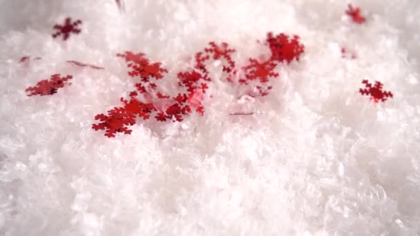Serpentina Forma Copos Nieve Cae Sobre Nieve Fondo Decorativo Movimiento — Vídeos de Stock