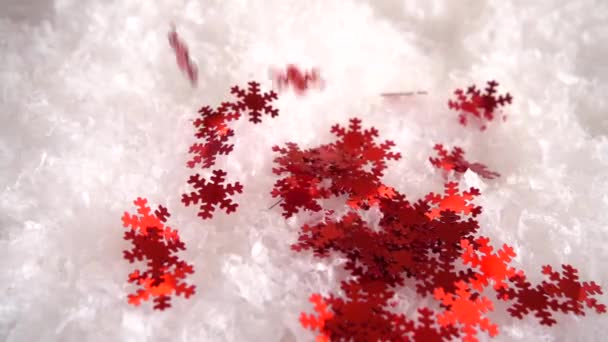 Serpentina Forma Copos Nieve Cae Sobre Nieve Fondo Decorativo Movimiento — Vídeo de stock
