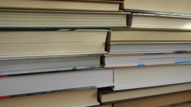 Kitap yığınından alınan arkaplan.