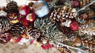 Noel süsü. Dikey video. Noel arifesinde çekim.