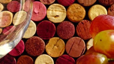 Şarap mantarlarının arka planına şarap dökmek.