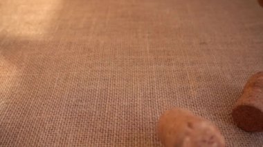 Şampanya mantarı çuval bezine düşer. Yavaş çekim.