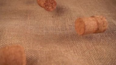 Şampanya mantarı çuval bezine düşer. Yavaş çekim.