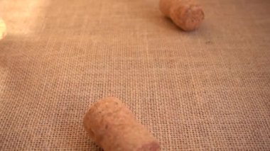 Şampanya mantarı çuval bezine düşer. Yavaş çekim.