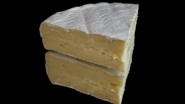 새까맣게 빛나는 치즈에서 떨어지는 — 비디오