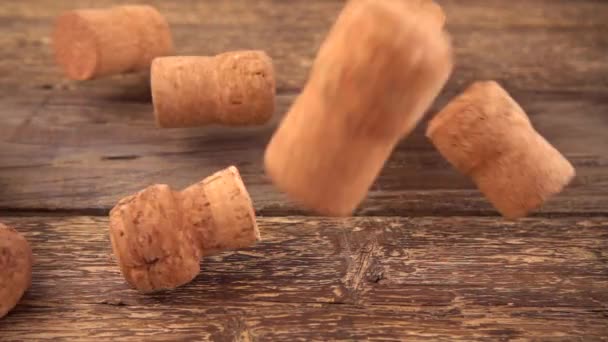 Şampanyanın Şarap Mantarları Eski Bir Tahtanın Üzerine Düşüyor Yavaş Çekim — Stok video
