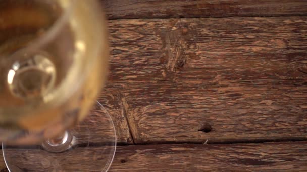 Wijnkurken Vallen Een Oud Houten Bord Tegen Achtergrond Van Een — Stockvideo