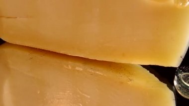 Aynalı siyah arka planda peynirden bal damlaları akıyor..