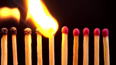 Siyah arkaplanda kibrit yakılıyor.