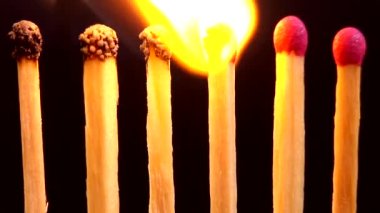Siyah arkaplanda kibrit yakılıyor.