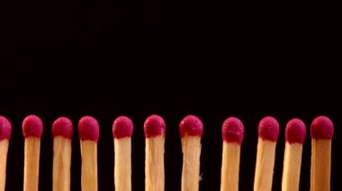 Siyah arkaplanda kibrit yakılıyor.
