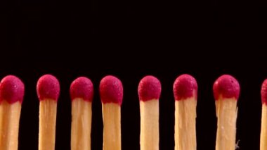 Siyah arkaplanda kibrit yakılıyor.