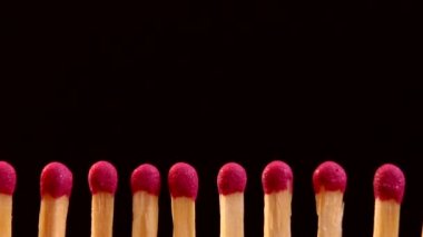 Siyah arkaplanda kibrit yakılıyor.