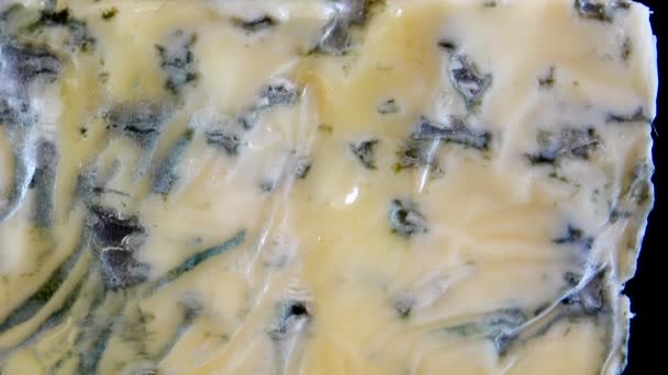 Des Gouttes Miel Coulant Fromage Dorblu Sur Fond Noir Miroité — Video