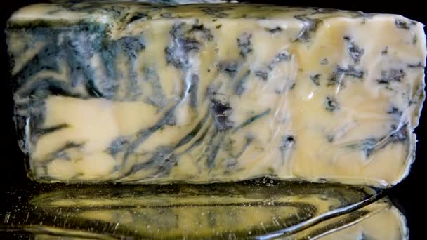 Des Gouttes Miel Coulant Fromage Dorblu Sur Fond Noir Miroité — Video