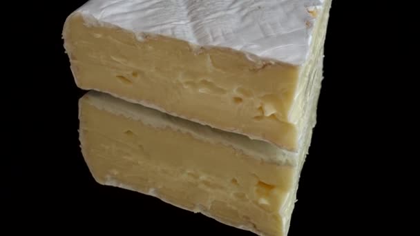 Gotas Miel Goteando Queso Brie Sobre Fondo Negro Espejado — Vídeos de Stock