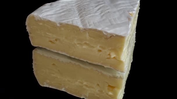 Druppeltjes Honing Van Brie Cheese Een Gespiegelde Zwarte Achtergrond — Stockvideo
