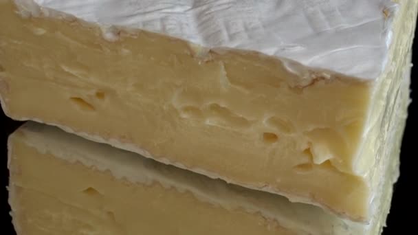 Kapky Medu Kapající Sýra Brie Zrcadlovém Černém Pozadí — Stock video