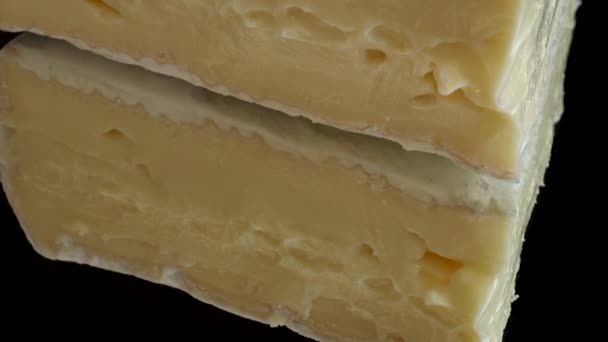 Gotas Miel Goteando Queso Brie Sobre Fondo Negro Espejado — Vídeos de Stock