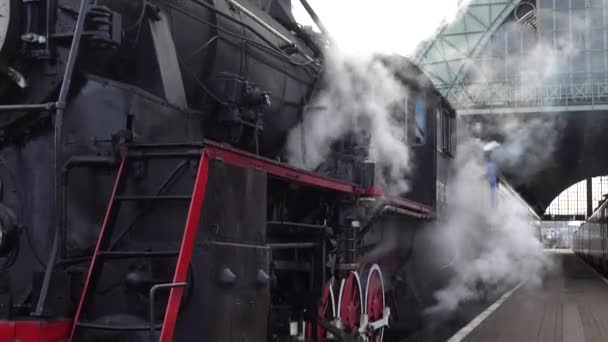 Retro Steam Locomotive Prepares Leave Station — Vídeo de Stock
