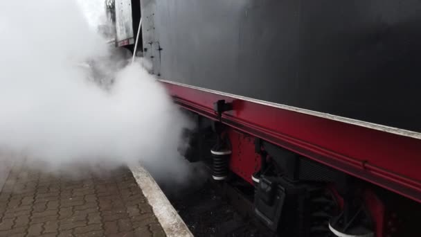 Retro Steam Locomotive Prepares Leave Station — Video Stock