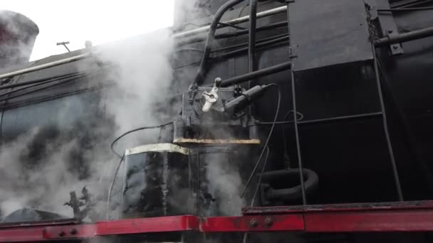 レトロな蒸気機関車が駅を出る準備をしている — ストック動画
