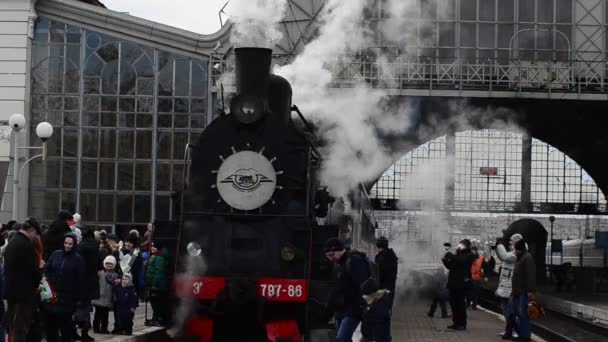 Lviv Ukraine 2022年1月8日 レトロ蒸気機関車が駅を出る準備をする — ストック動画