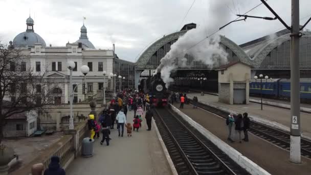 Lviv Ukraine 2022年1月8日 レトロな蒸気機関車が駅を出る準備をしています ドローンからの空中の眺め — ストック動画